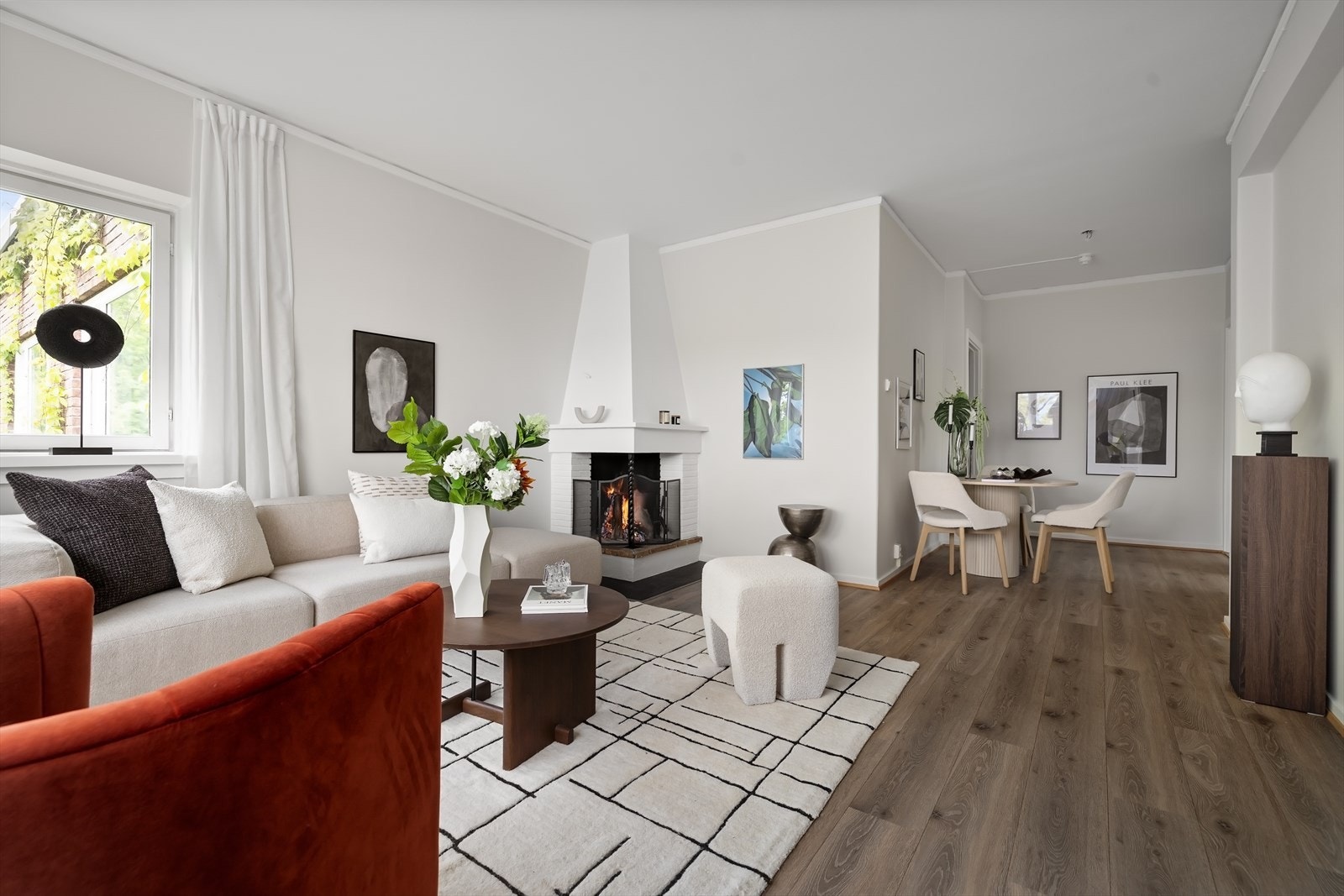 God plass til både sofagruppe og spisebord i tilknytning til stuen. Galleribilde
