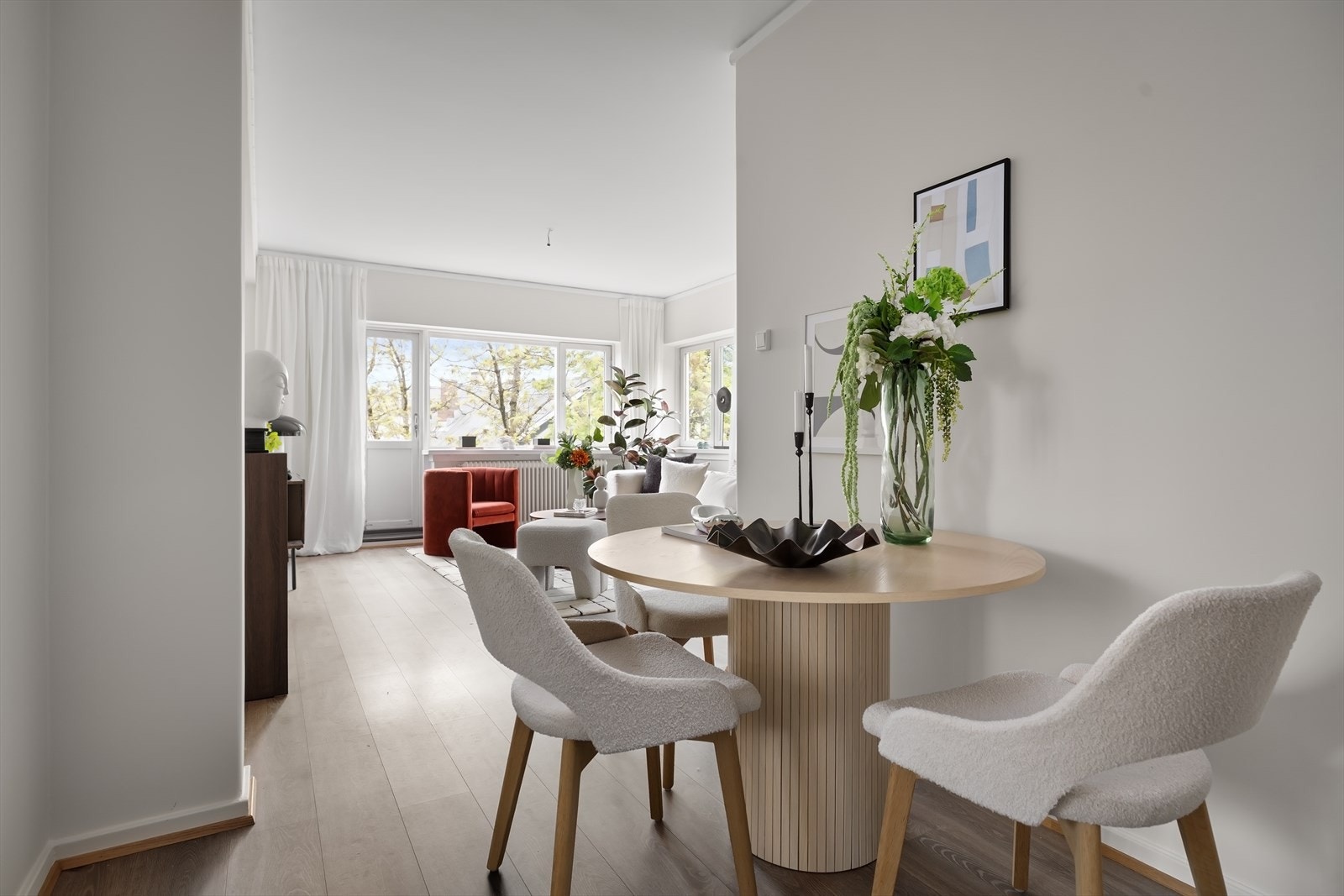 Fra spisestuen er det kort vei til både kjøkken, soverom og stue. Galleribilde
