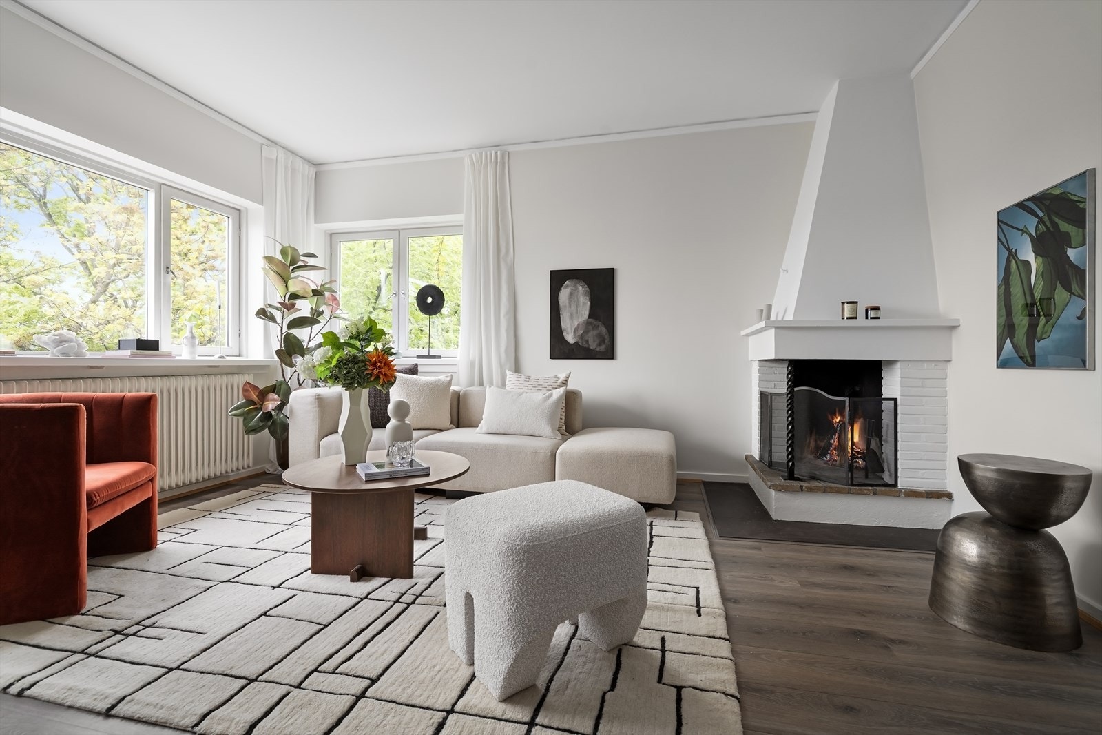 Stuen er romslig og har en åpen peis som gir en lun stemning. Galleribilde