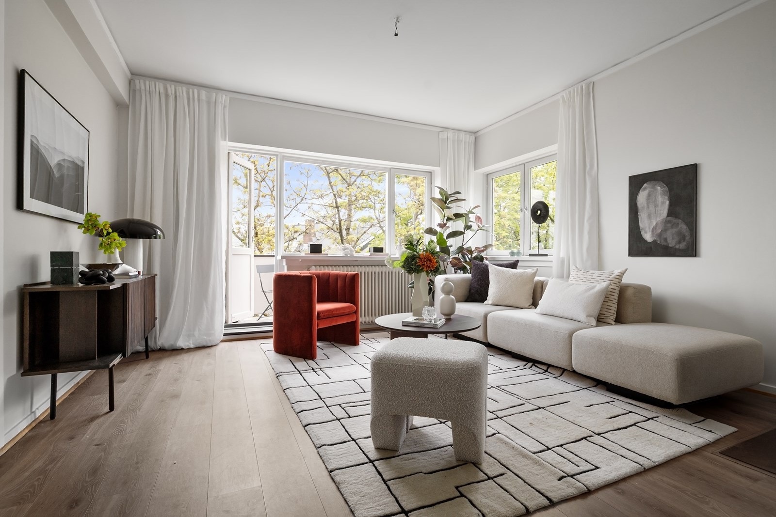 Store vindusflater i hjørneleiligheten slipper inn rikelig med naturlig lys. Galleribilde