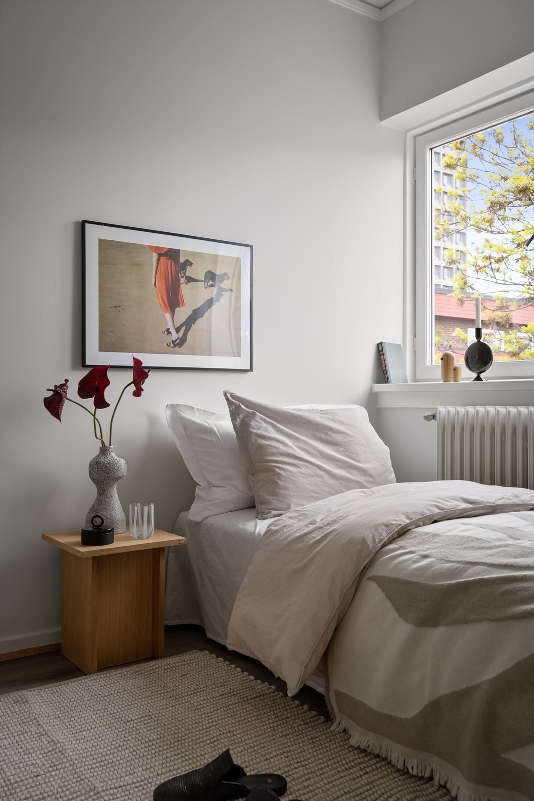 Også dette rommet har garderobeskap og radiator for oppvarming. Galleribilde