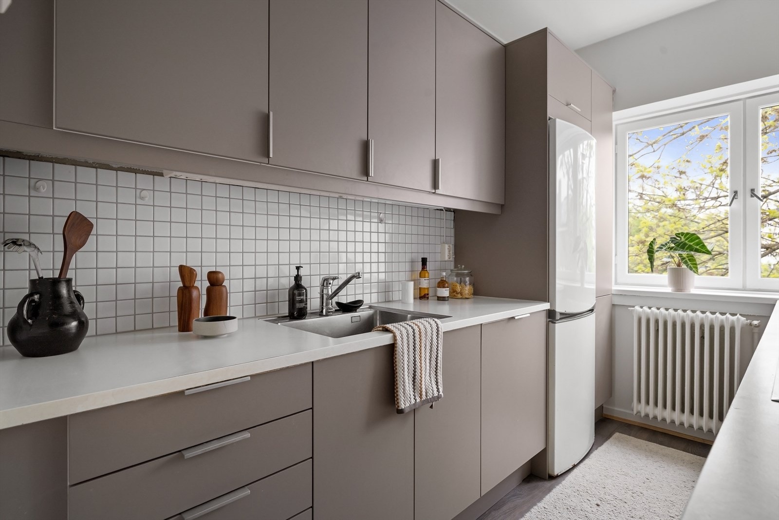 Kjøkkenet er utstyrt med integrert stekeovn, platetopp og oppvaskmaskin. Galleribilde