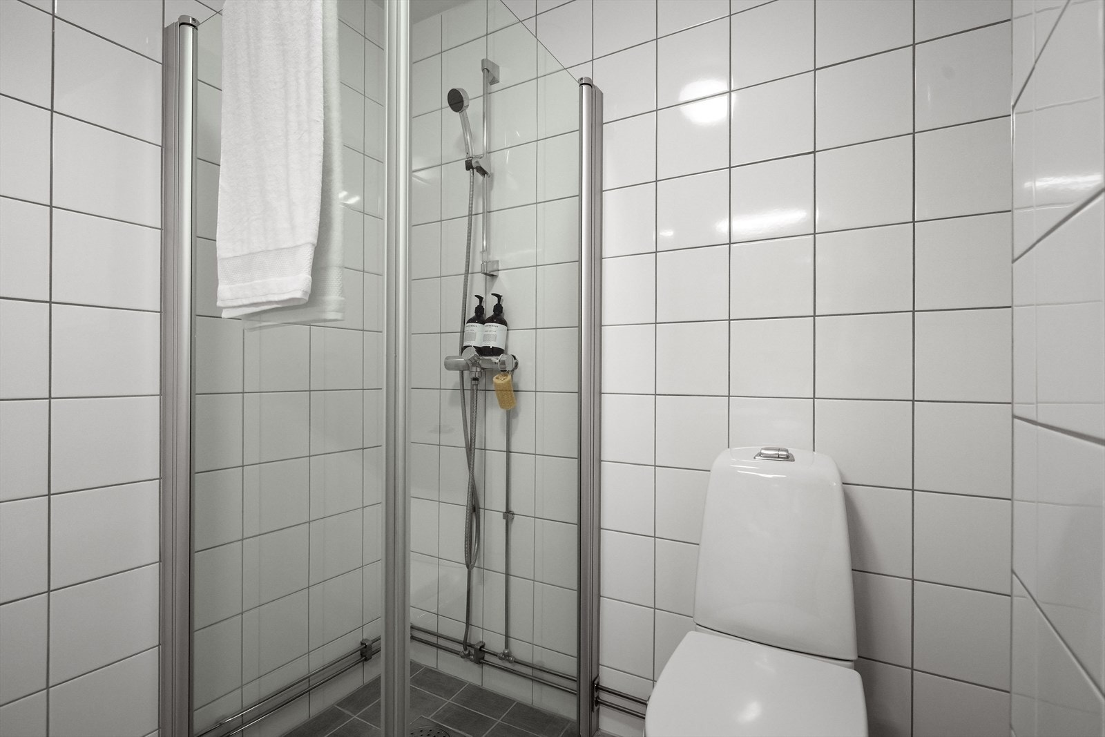 Badet er utstyrt med stående toalett og har opplegg for vaskemaskin. Galleribilde