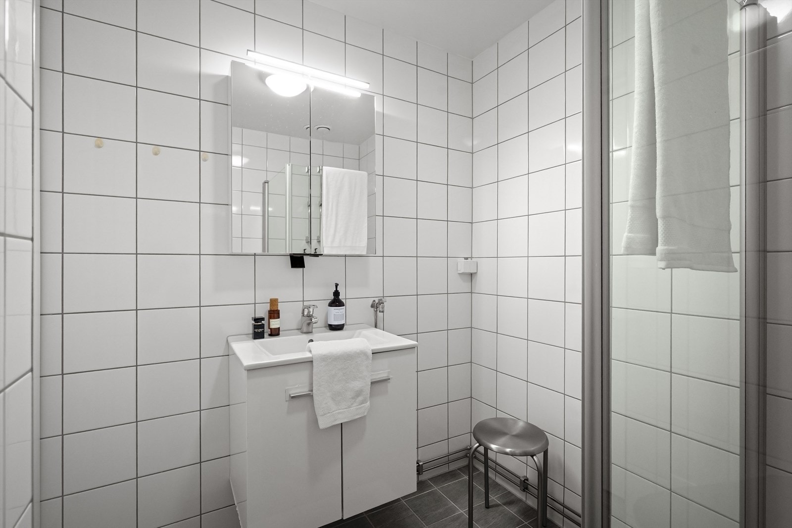 Servantinnredning med god oppbevaringsplass og ettgreps blandebatteri fra Oras. Innvendige vannledninger på badet er fra 2015. Galleribilde