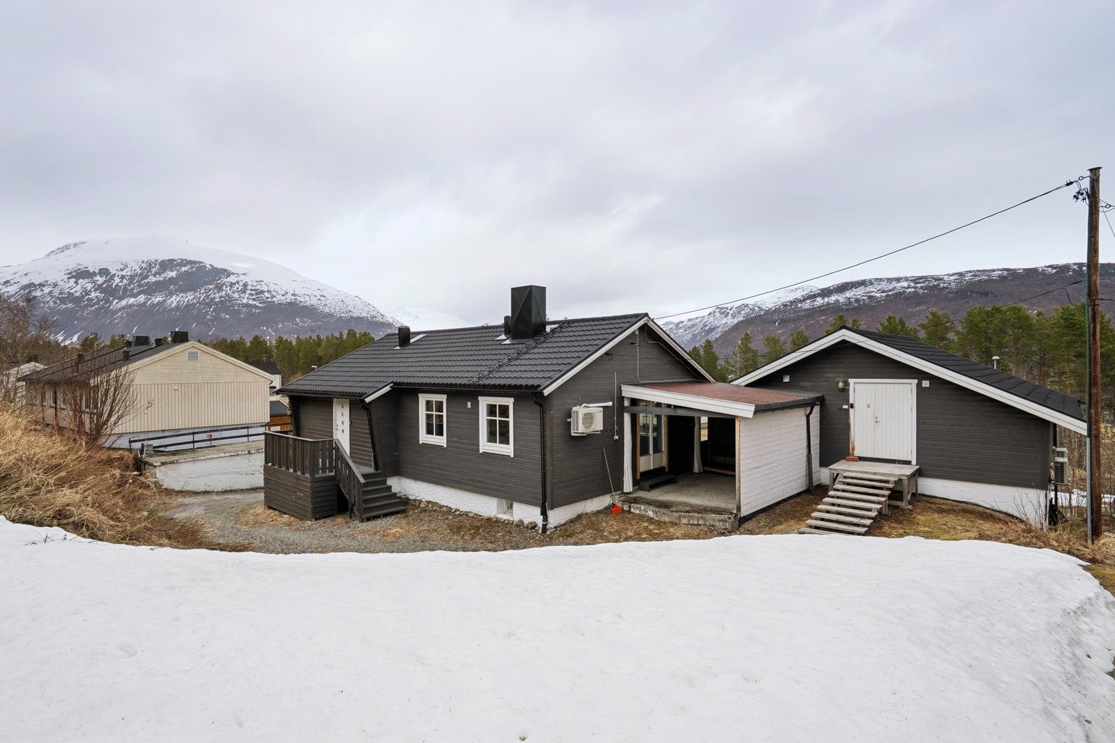 Eiendommen ligger i et etablert og rolig nabolag med nærhet til skog og mark. Galleribilde