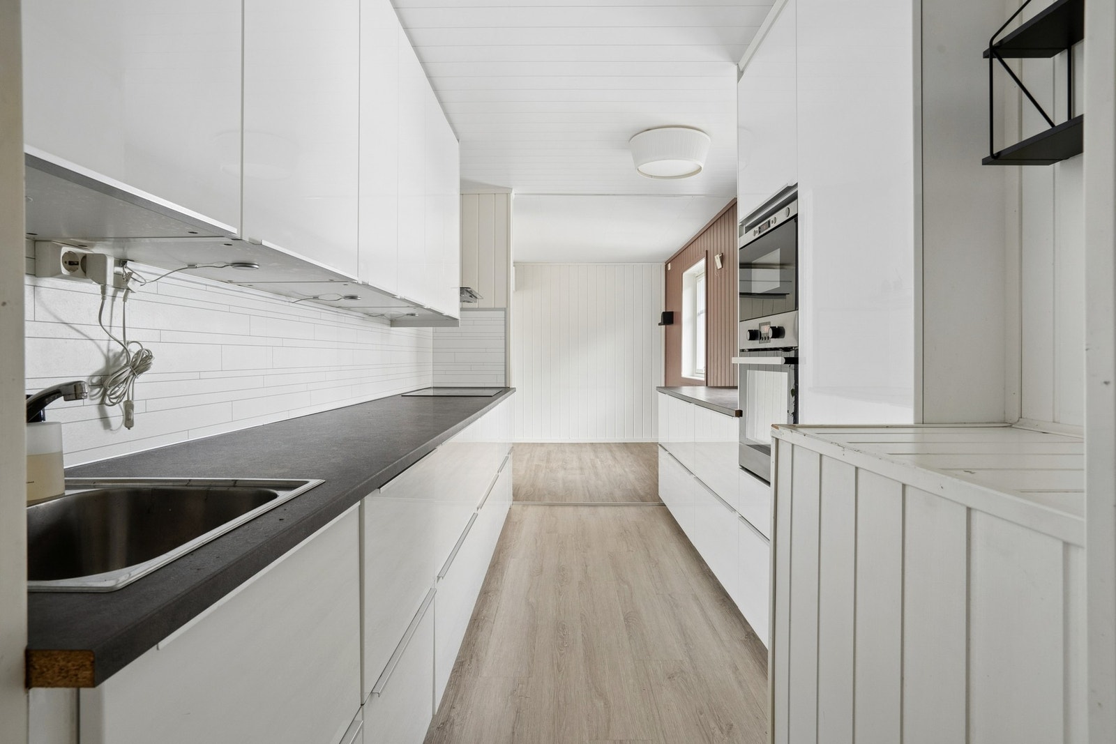 Laminatbenkeplate med god arbeidsflate og ventilator med avtrekk ut. Galleribilde