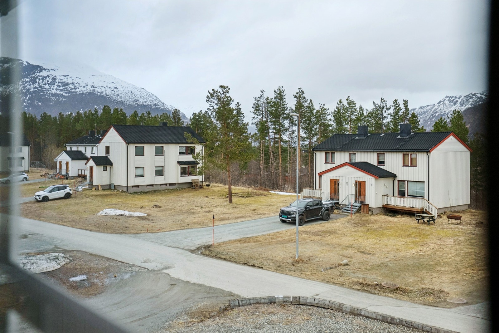 Fra eiendommen er det utsikt over nærområdet og fjellene. Galleribilde