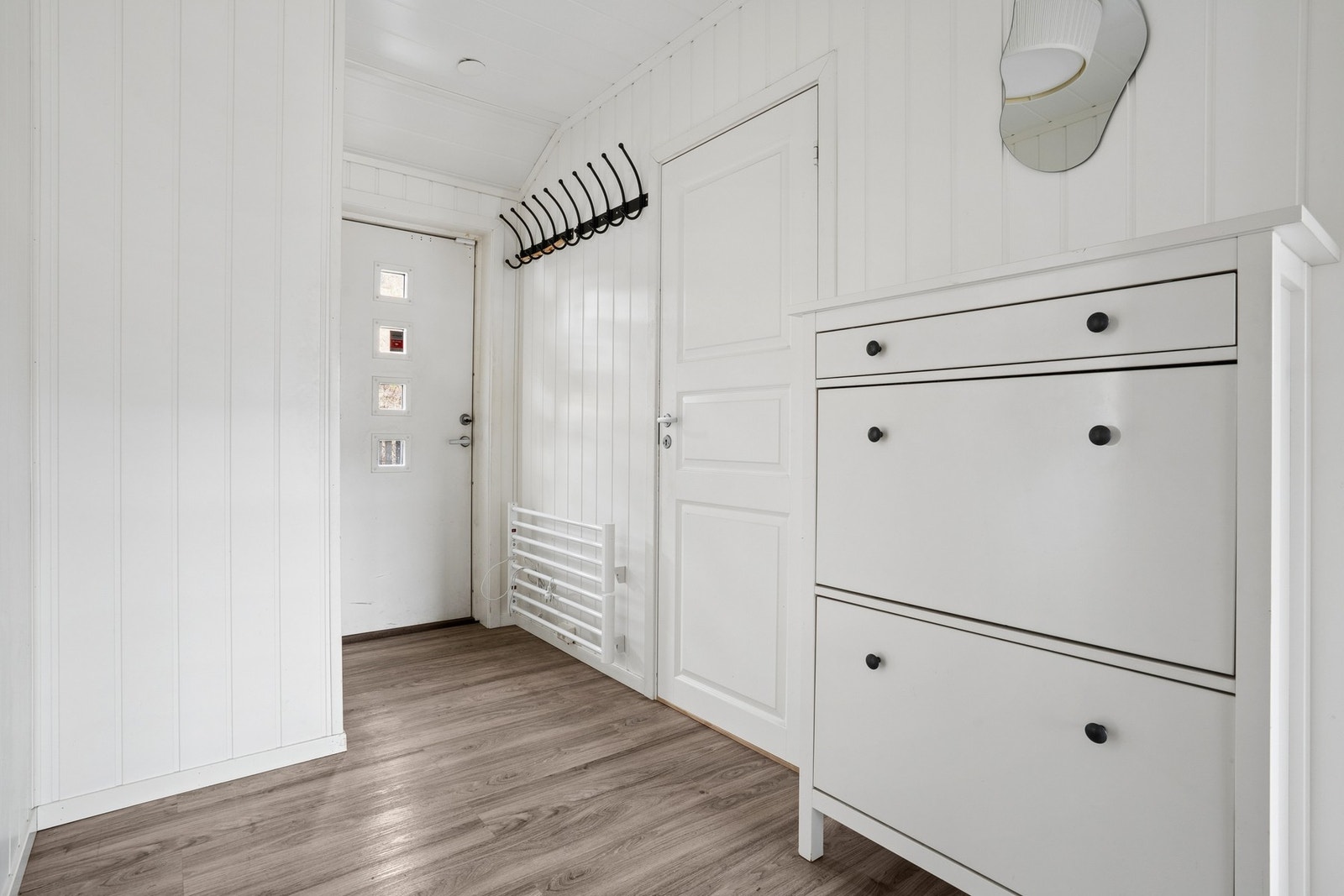 Entré i hoveddelen med plass til oppbevaring av yttertøy og sko. Galleribilde
