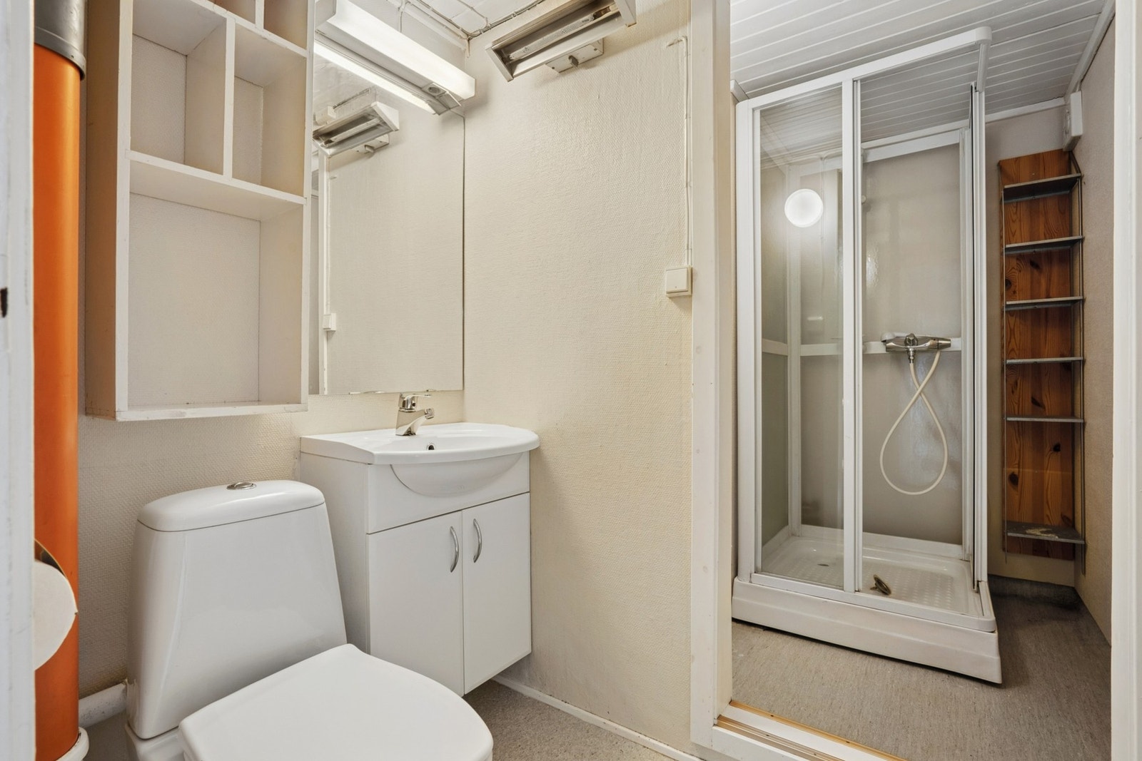 Badet i kjelleren er utstyrt med dusjkabinett, toalett og servant. Galleribilde