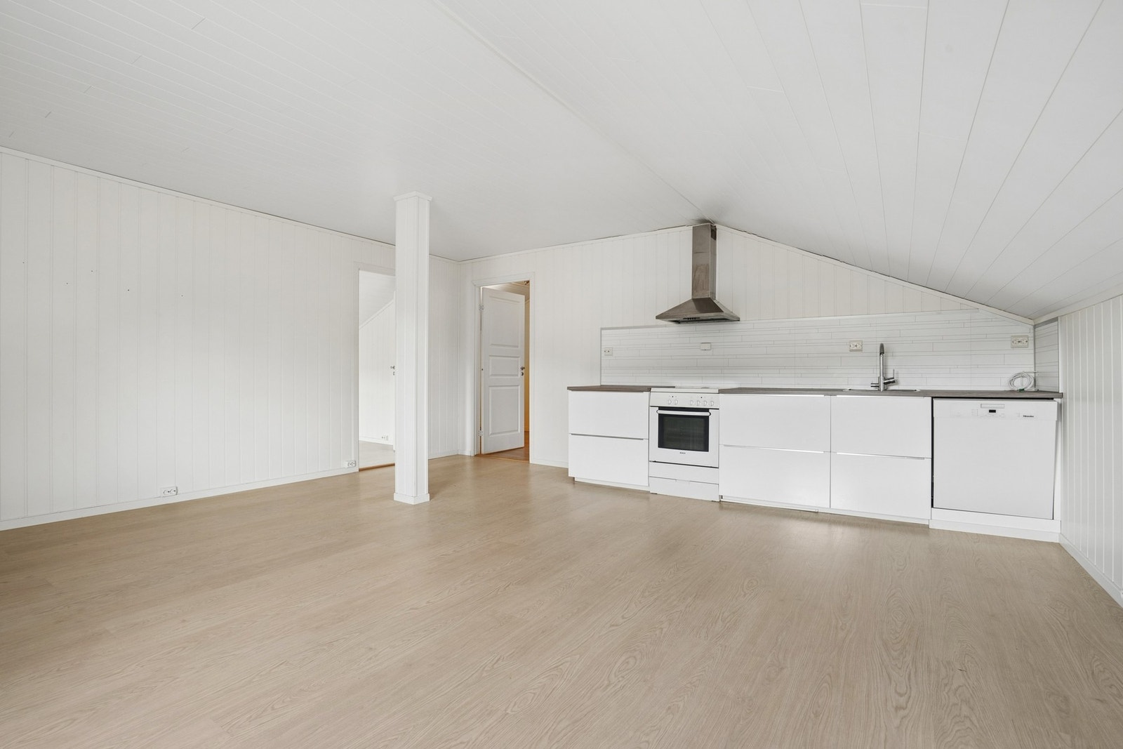 Over garasjen er det et innredet loft med åpen stue- og kjøkkenløsning. Arealet er ikke omsøkt for varig opphold. Galleribilde