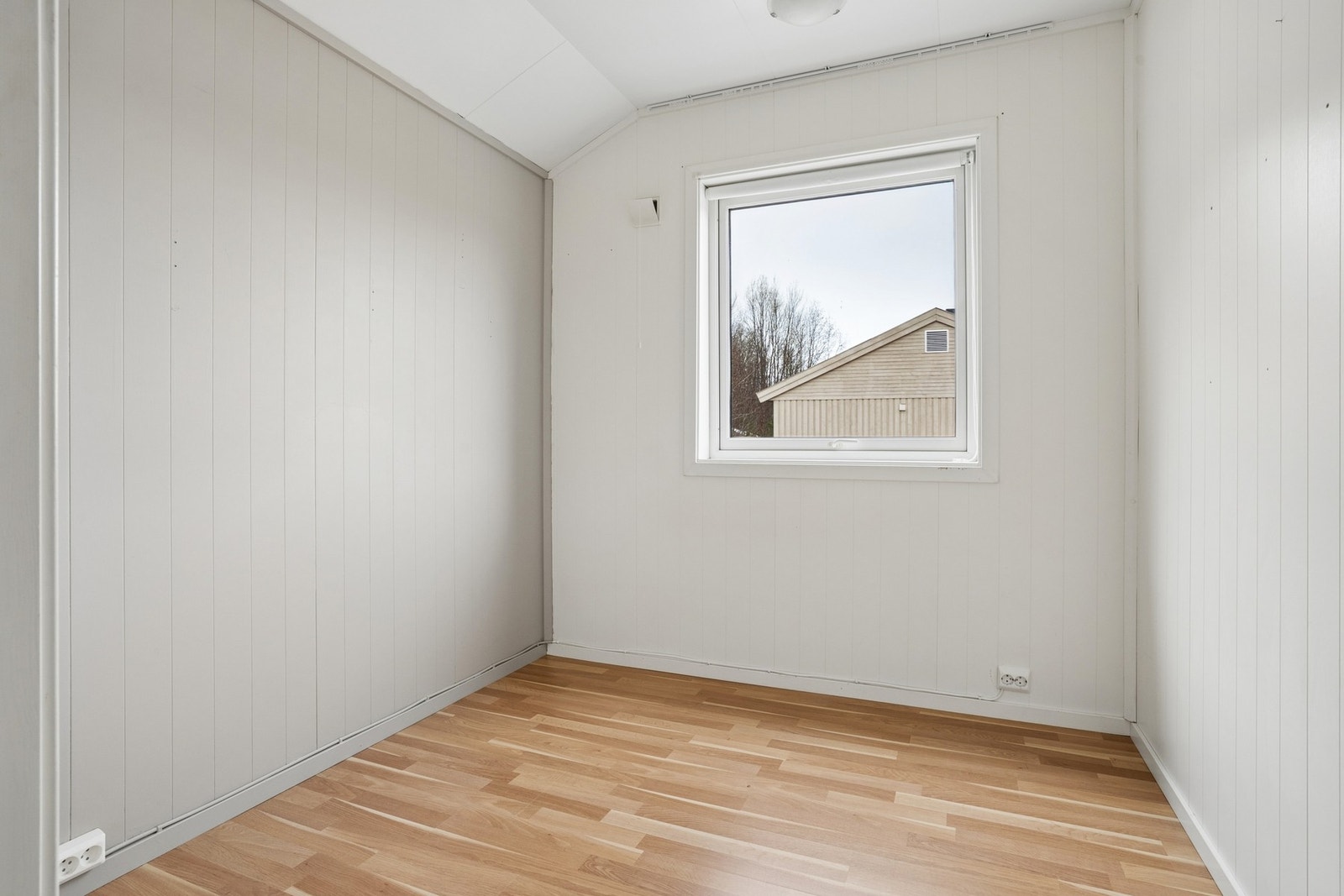 Lyse overflater og laminat på gulv. Galleribilde