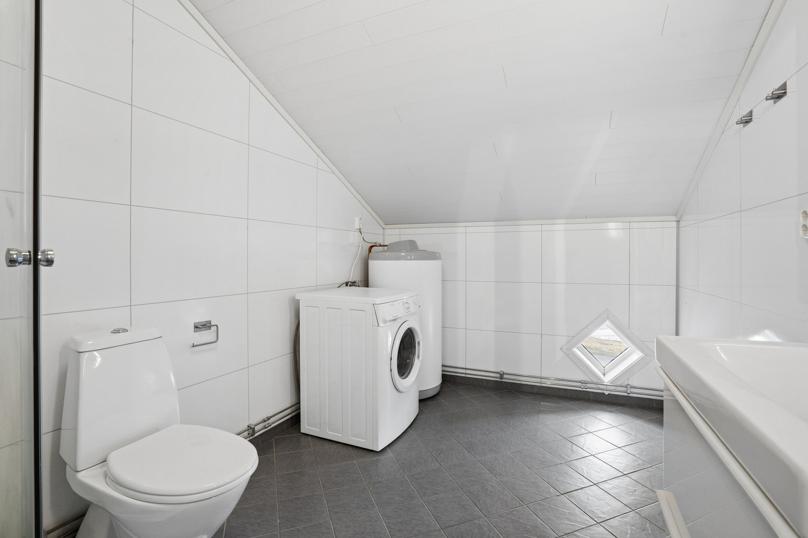 Badet på loftet er fra 2016 og har flislagt gulv med varmekabler, dusjkabinett og toalett. Galleribilde