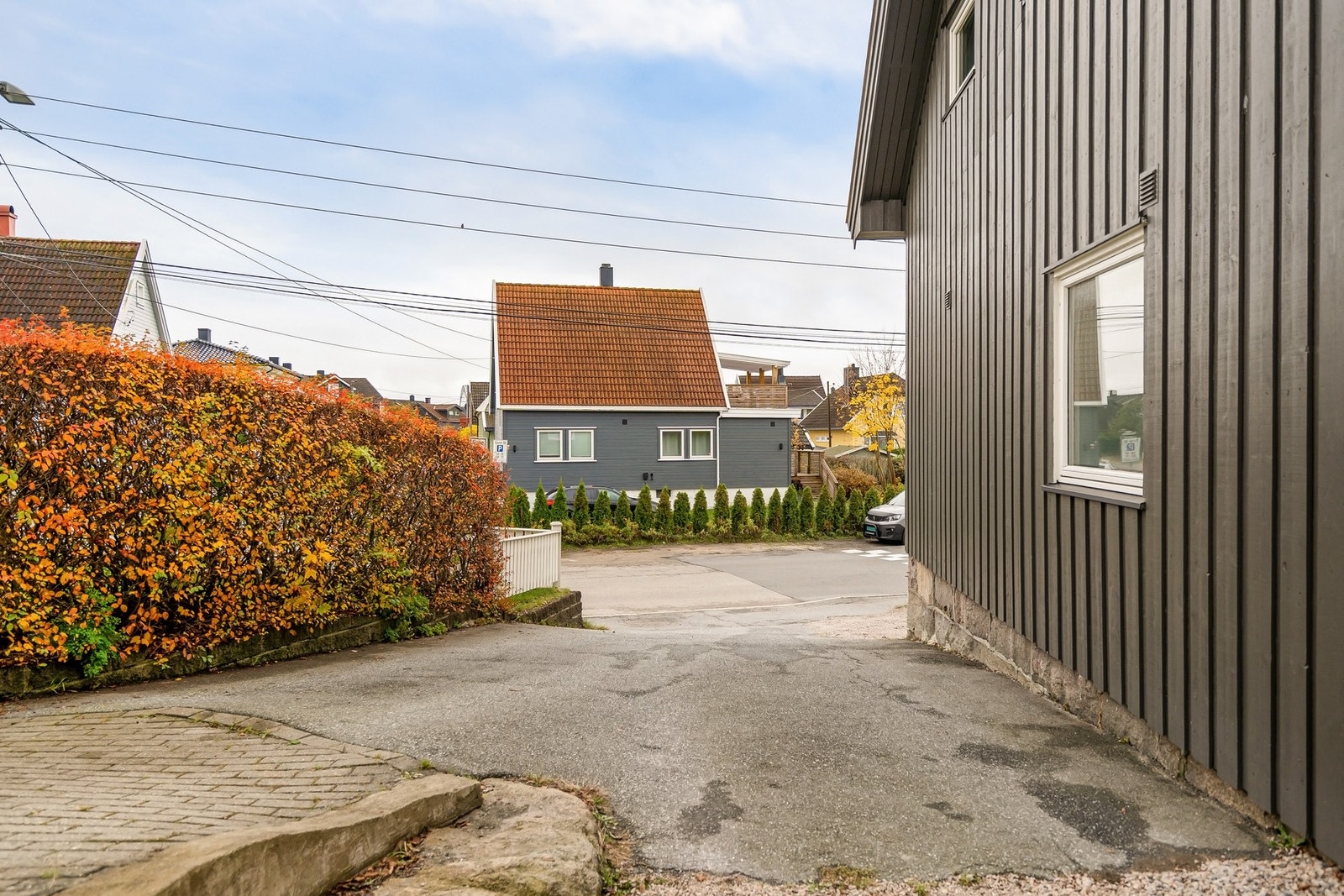 Biloppstillingsplasser rett utenfor døren. Galleribilde