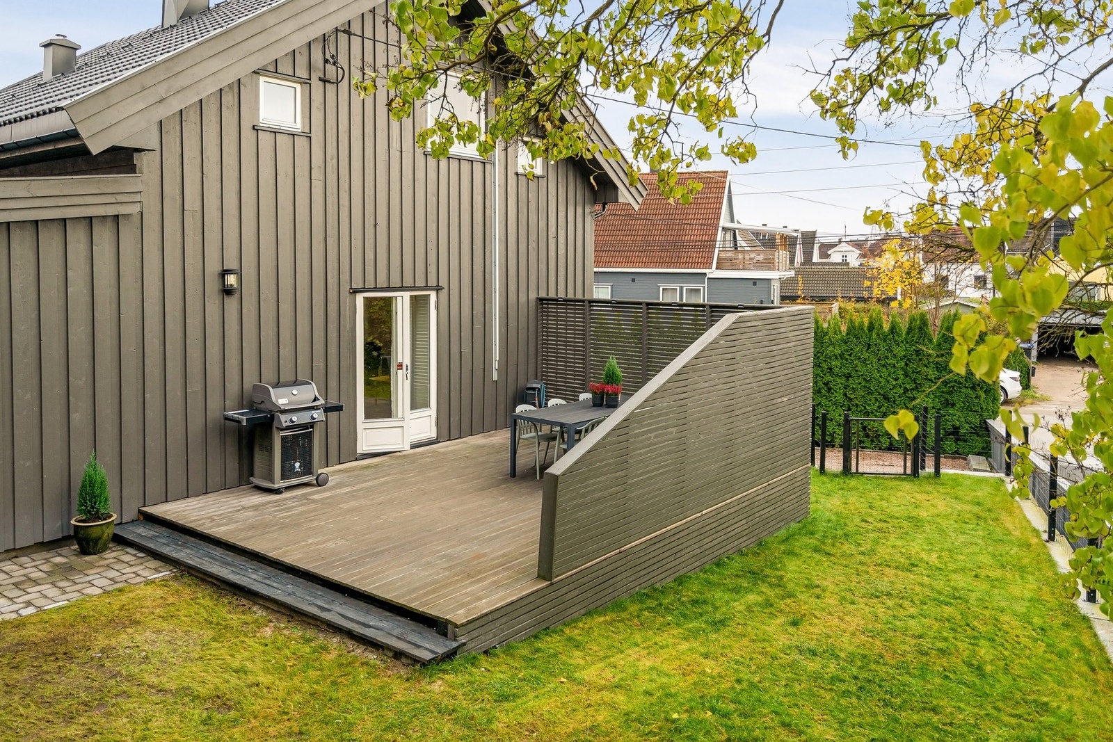 Solrik terrasse med plass til både spisegruppe og lounge - her kan du nyte varme sommerdager! Galleribilde