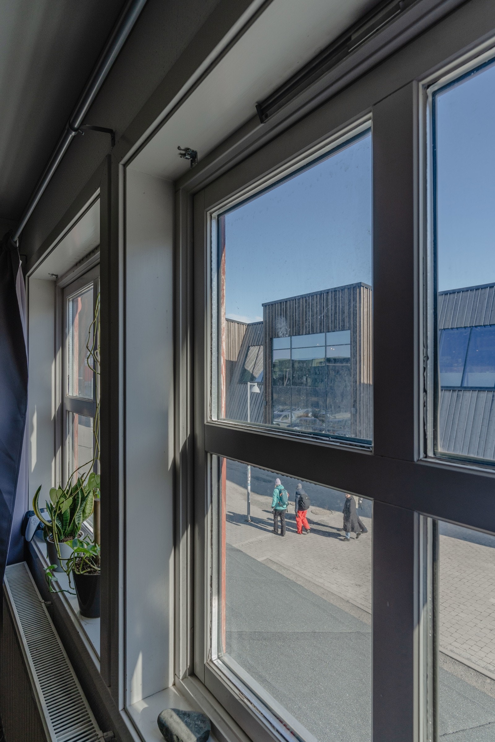 Vindusflater opp mot hovedgata i Longyearbyen Galleribilde