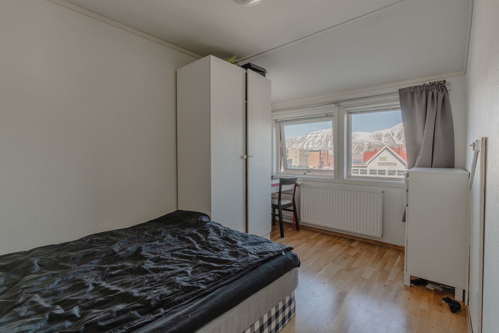 Stort rom med god plass til både seg og garderobe Galleribilde