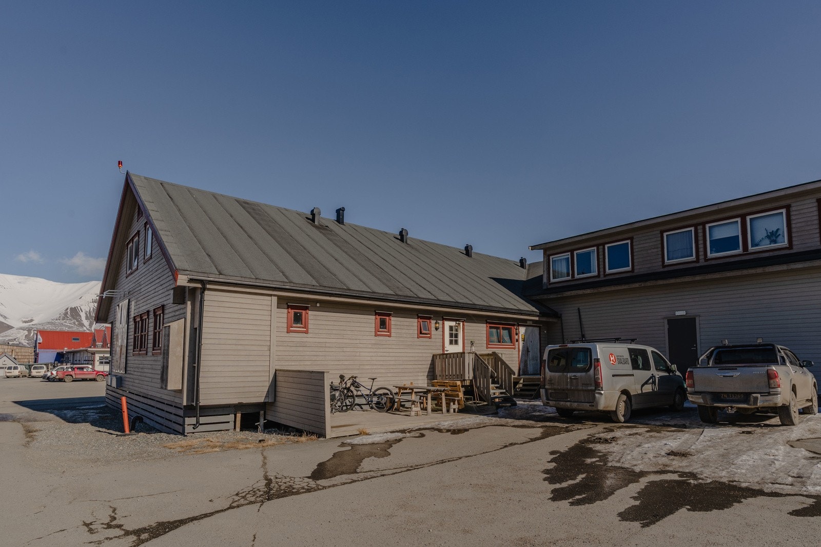 Vei 502 - 9 ligger i sentrumsbygget midt i Longyearbyen Galleribilde