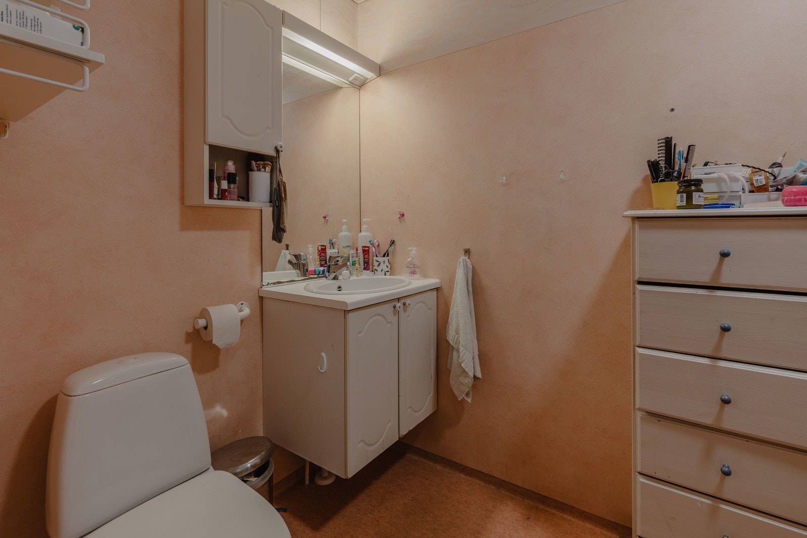 Badet er av praktisk, men har behov for noe oppgradering. Leiligheten har eget vaskerom slik at du slipper hvitvarer på badet Galleribilde