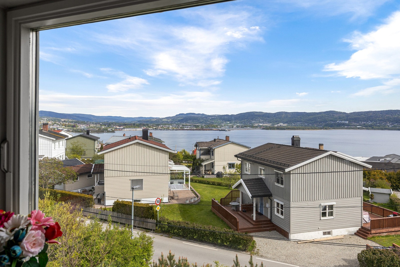 Fra kjøkkenvindu er det flott utsikt mot fjorden. Galleribilde