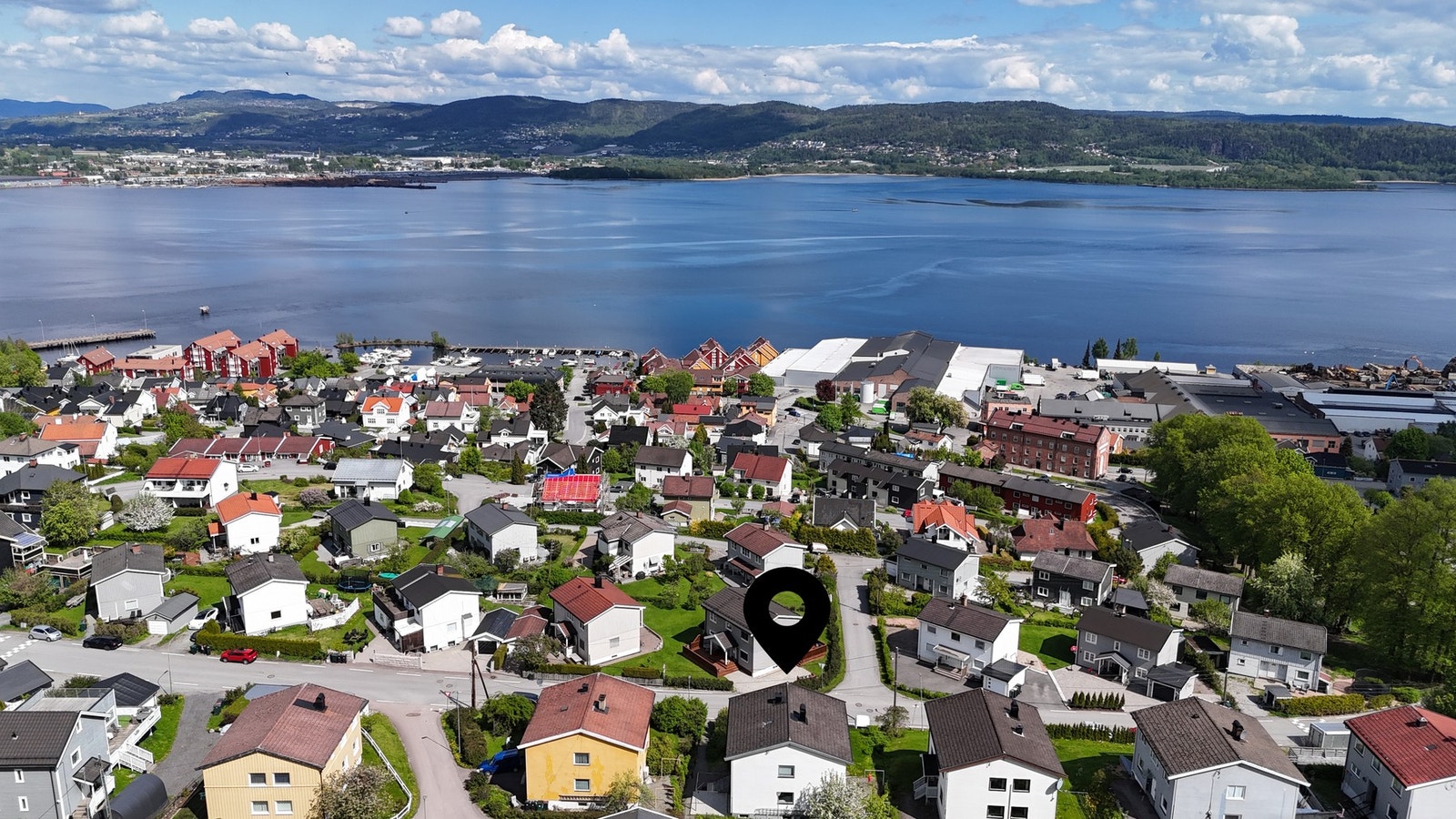Boligen ligger fint til med flott fjordutsikt. Galleribilde