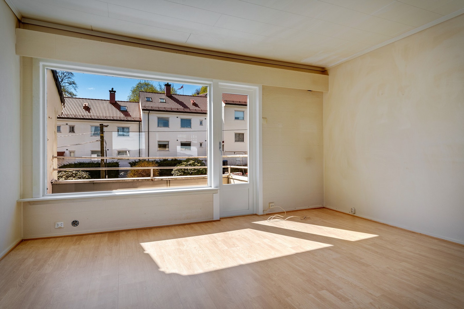Fra stuen er det utgang til sørvendt balkong Galleribilde