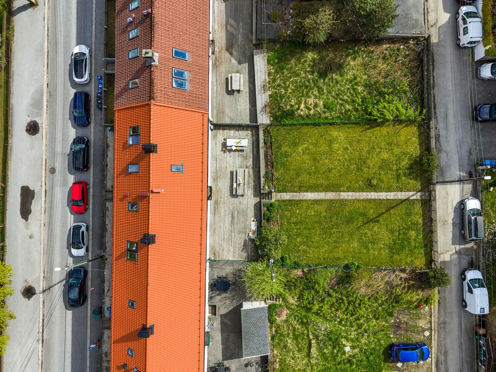 - Ute kan man nyte hyggelig felles hage og terrasse - Galleribilde