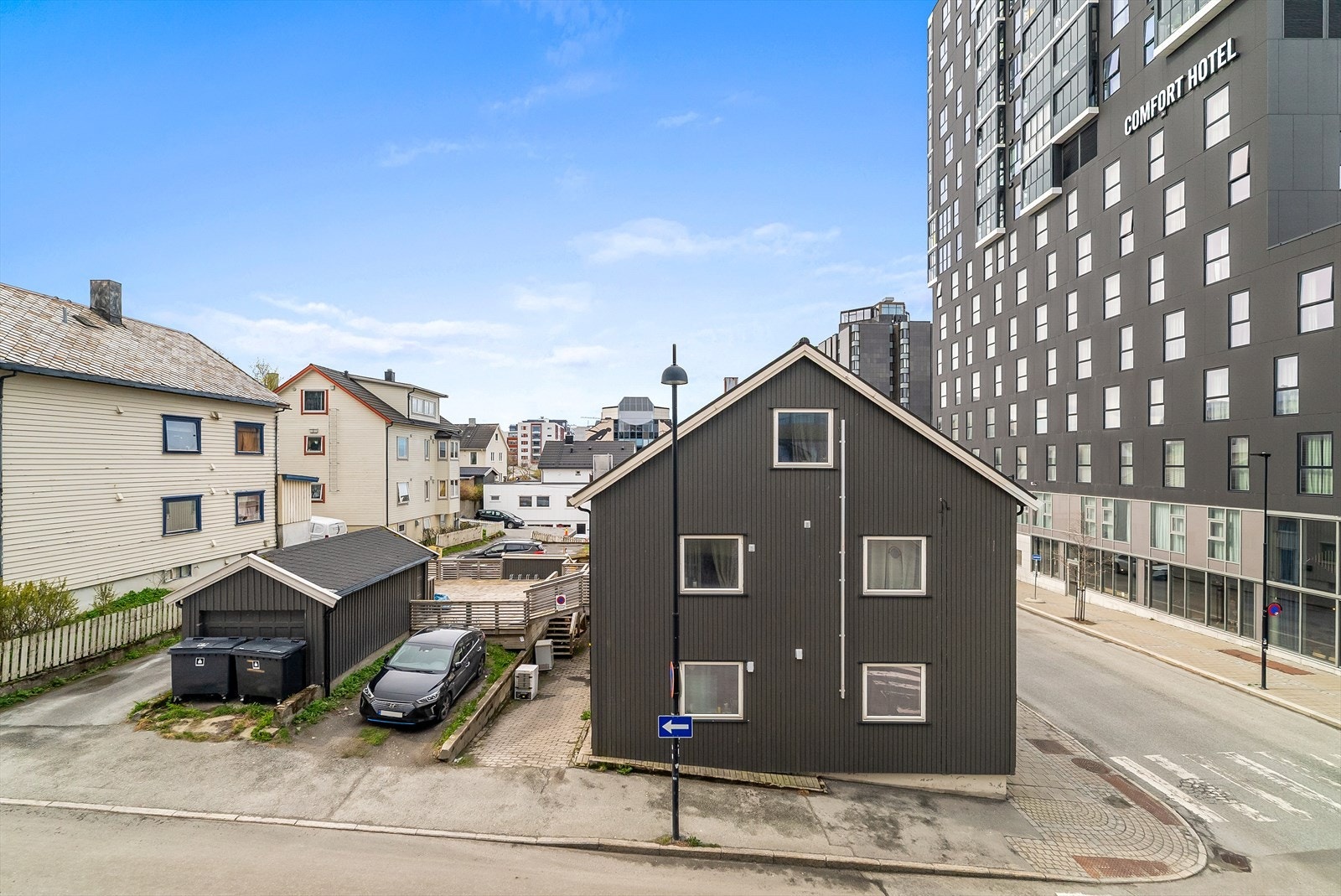Inngangspartiet ligger i felles bakgård, som er både pent og ryddig opparbeidet Galleribilde