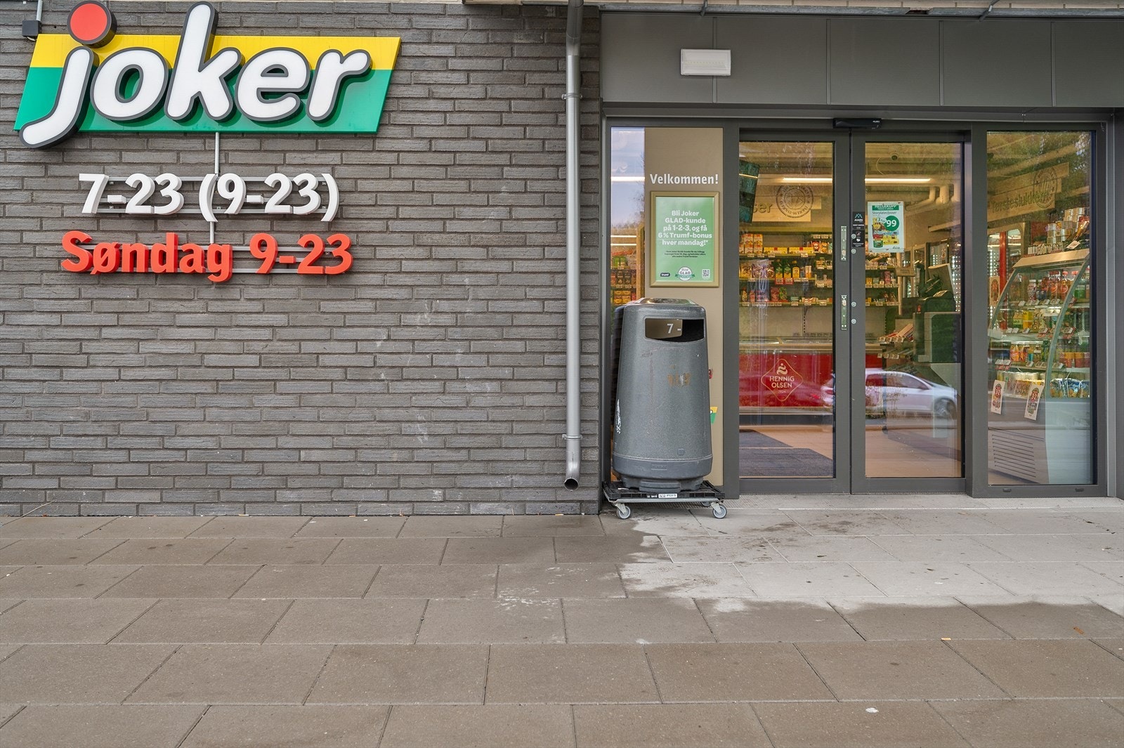 Dagligvarehandel er enkelt tilgjengelig med ny åpnet Joker (søndagsåpen), kun ca. 100 meter fra boligen. Galleribilde