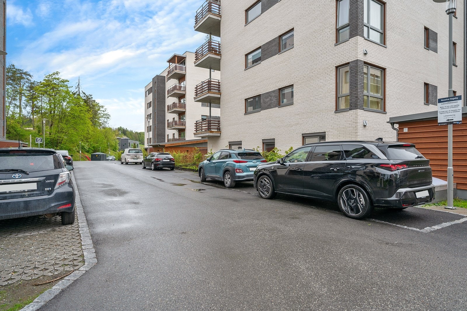 Elvetangen 3 ligger i et etablert og rolig boligområde med naturskjønne og landlige omgivelser mellom Hvalstad og Sandvika. Galleribilde