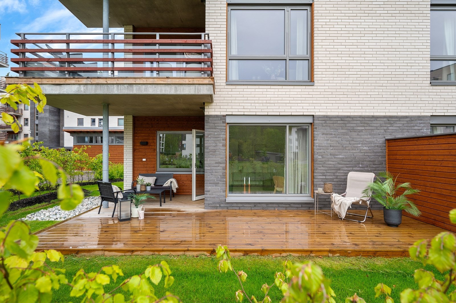 Fra stuen er det utgang til nord/østvendt terrasse. Galleribilde
