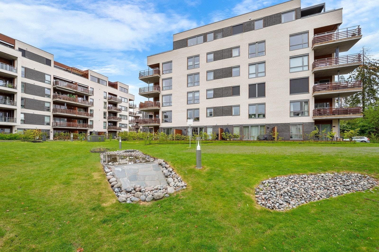 Eiendommen har nærhet til marka og sjøen, samt et variert tilbud av fritids- og rekreasjonsmuligheter. Galleribilde