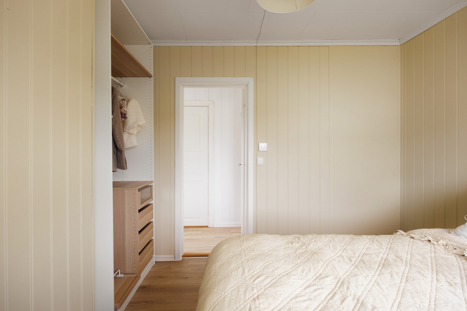 Rommene har gode møbleringsmuligheter og kan enkelt tilpasses ulike behov som barnerom, gjesterom, kontor eller hovedsoverom. Galleribilde