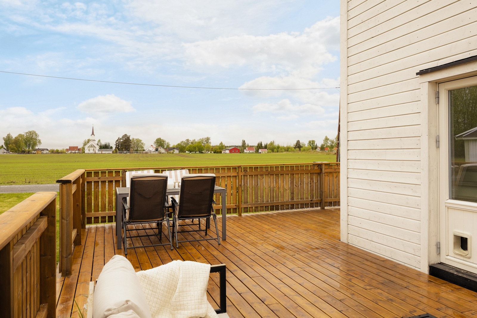 Fra stuen er det utgang til en romslig terrasse på ca. 37 m², oppført i trekonstruksjoner med rekkverk i tre og gulvflater belagt med terrassebord. Galleribilde
