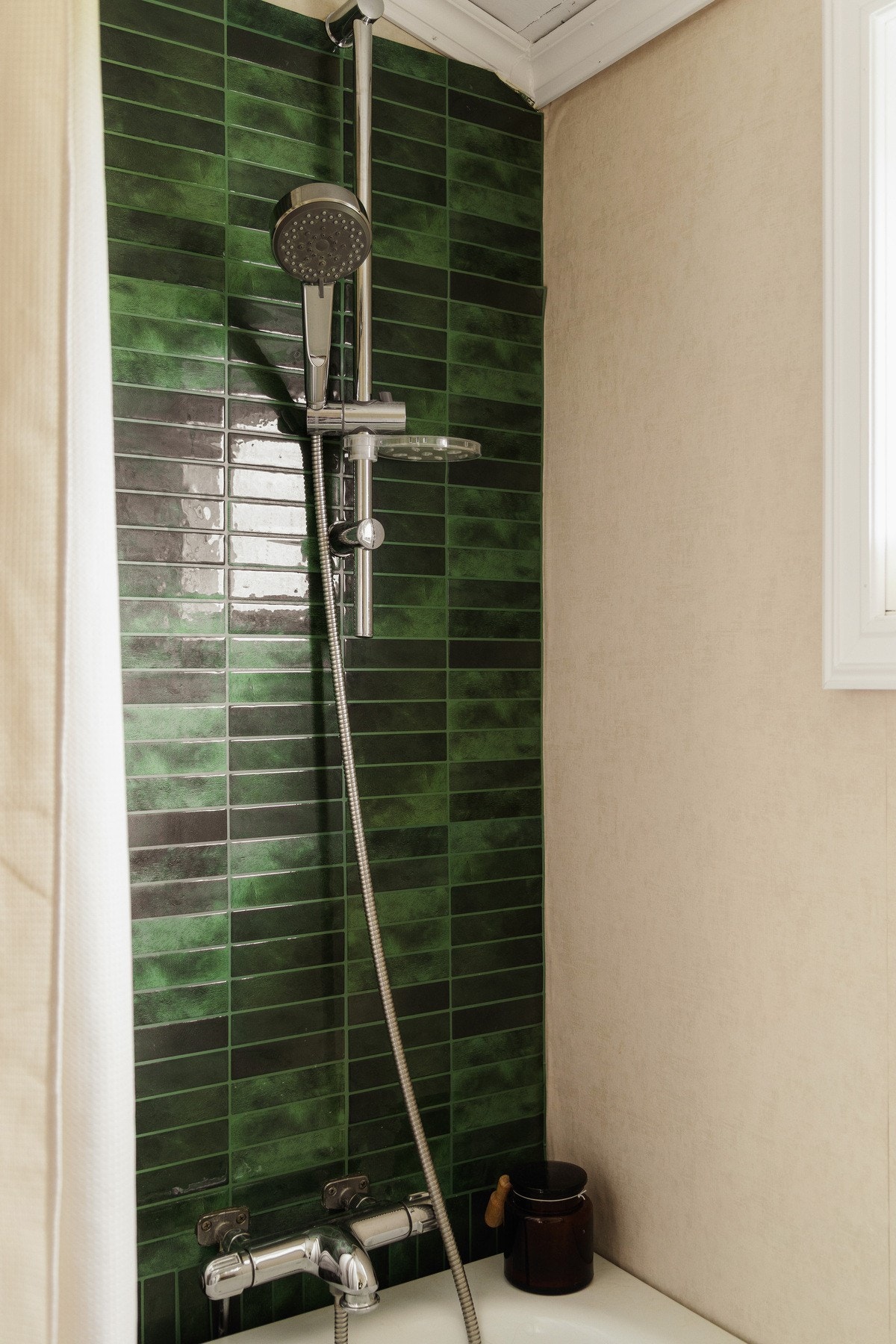 Badet har en funksjonell utforming med plass til familiens daglige behov. Galleribilde