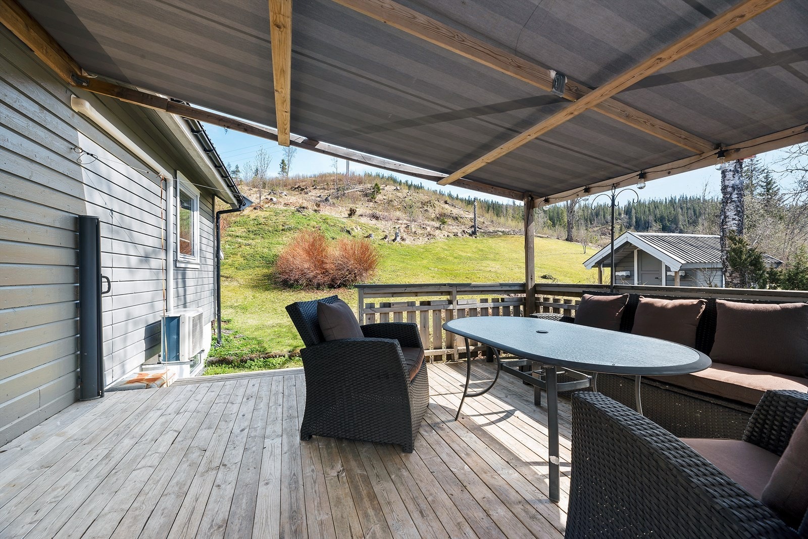 Terrasse med trapp til terreng Galleribilde