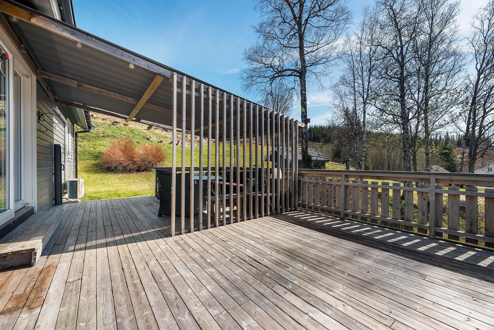 Stor terrasse med utgang fra stuen samt trapp til plen. Meget gode solforhold. Galleribilde