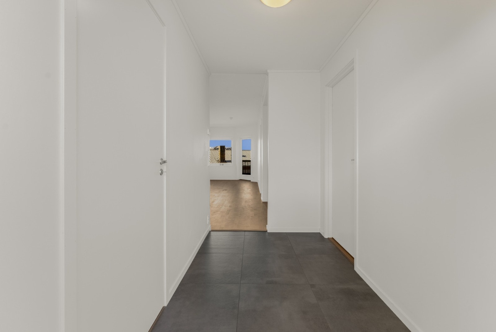 Innbydende entré med mørke fliser og adkomst til alle rom. Galleribilde