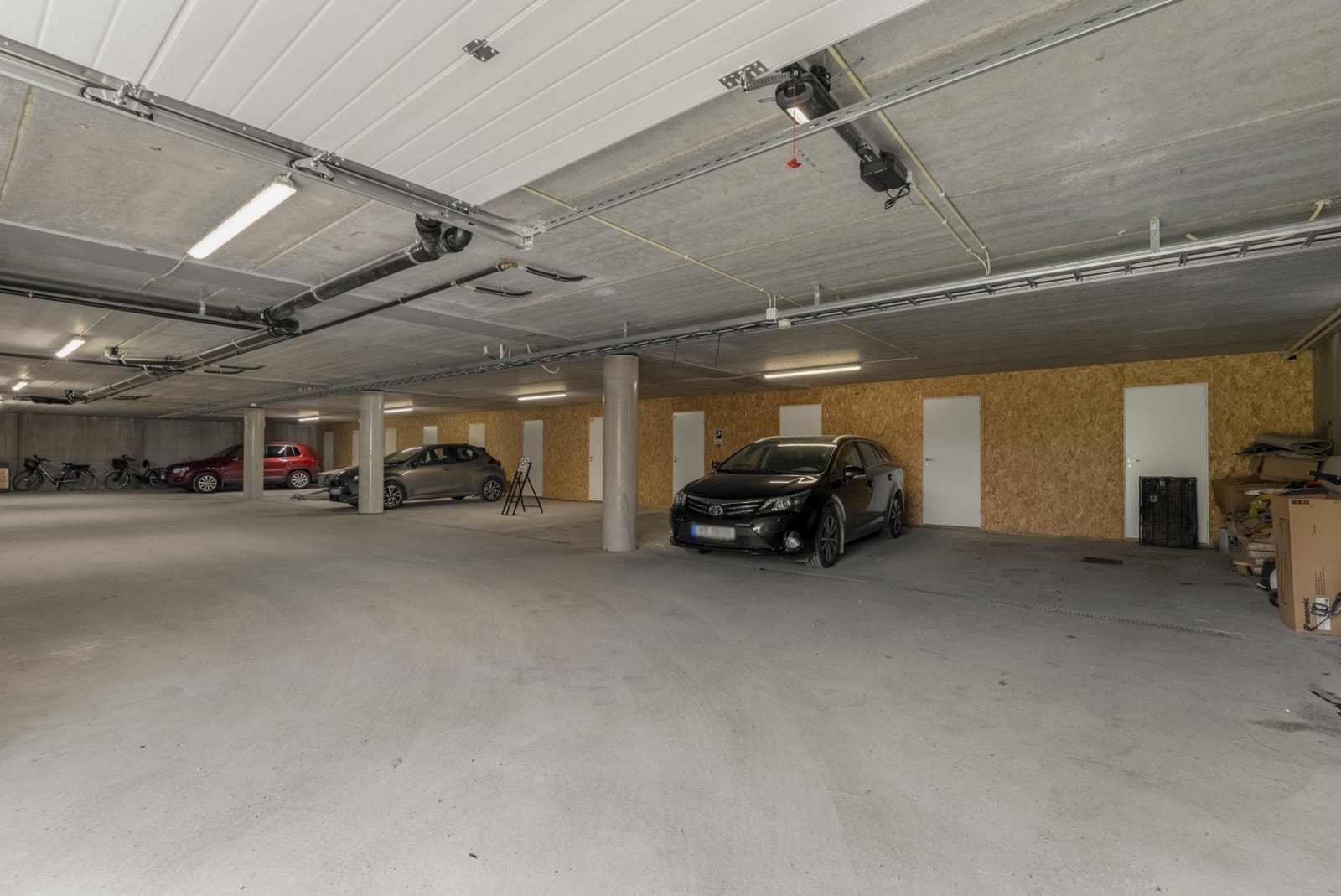 Parkeringsplass i felles garasjeanlegg i underetasjen. Galleribilde