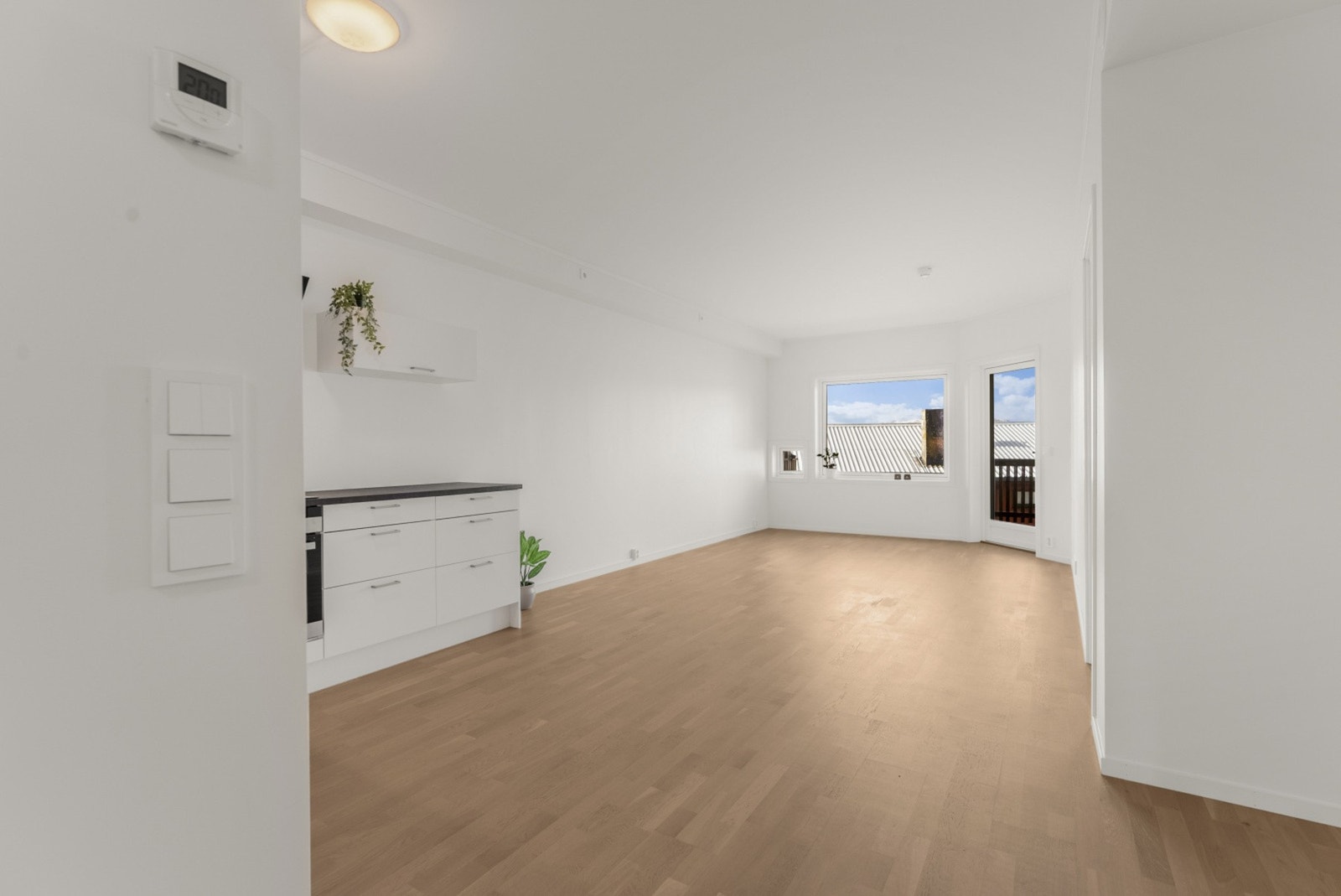 Vi starter i det åpne stue/kjøkkenet. Galleribilde