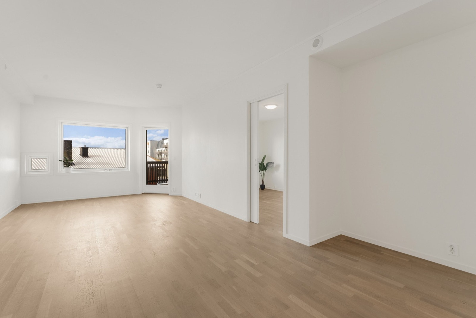 Her er det god plass til både sofagruppe og spisebord. Galleribilde