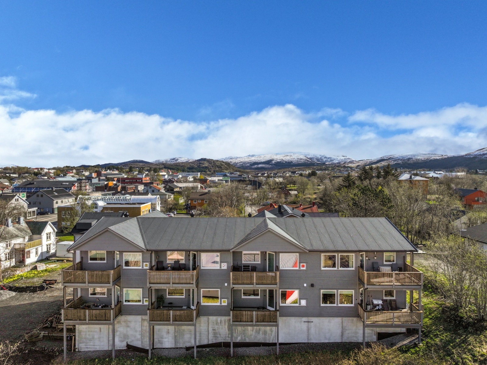 Moderne leilighetsbygg med liggende kledning. Galleribilde
