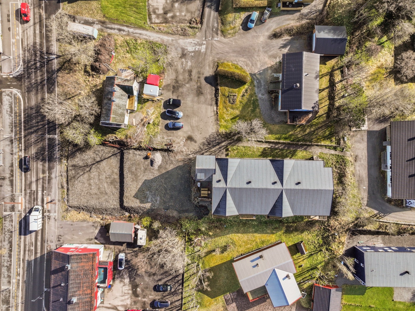 Tomten er pent opparbeidet i forbindelse med nybyggingen i 2023. Galleribilde