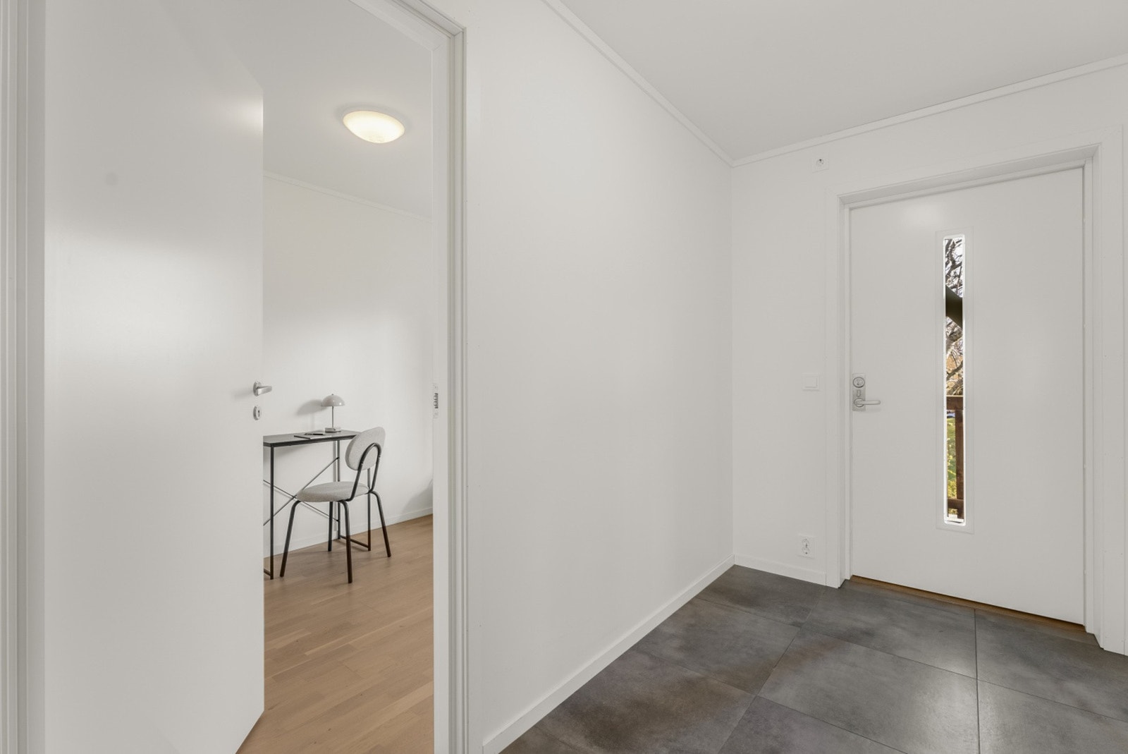 Fra entréen er det inngang til det andre soverommet. Galleribilde