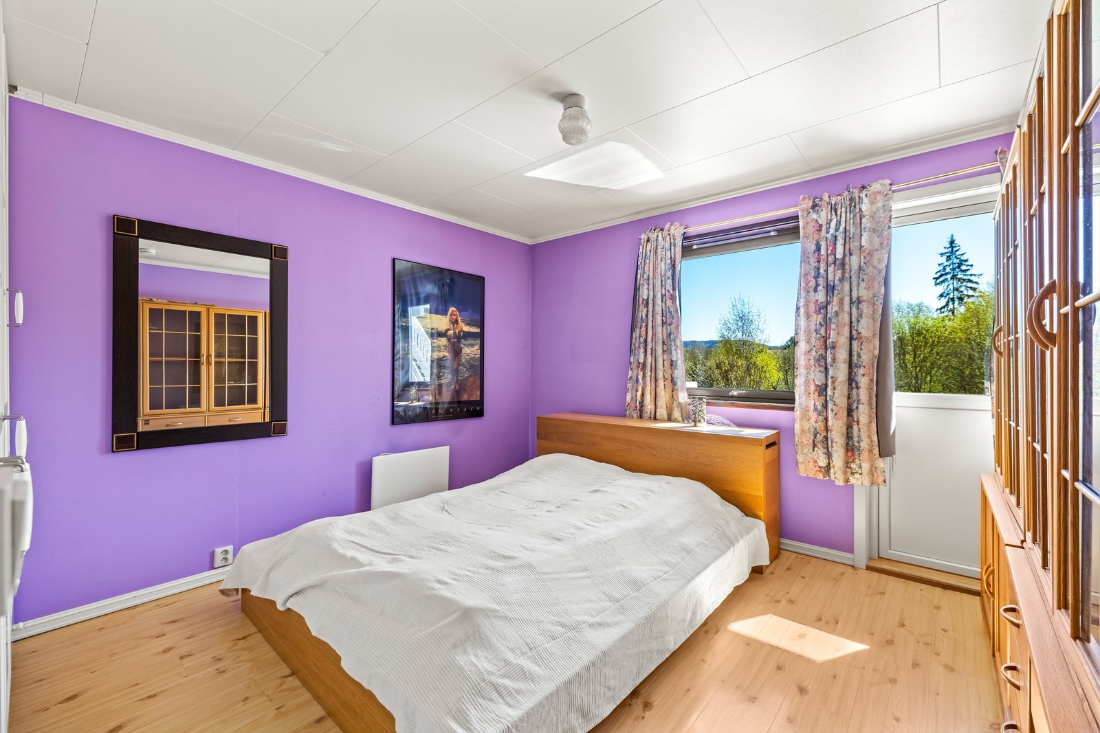 Ett av tre soverom i underetasjen, med direkte utgang til en stor terrasse på 31 m². Galleribilde