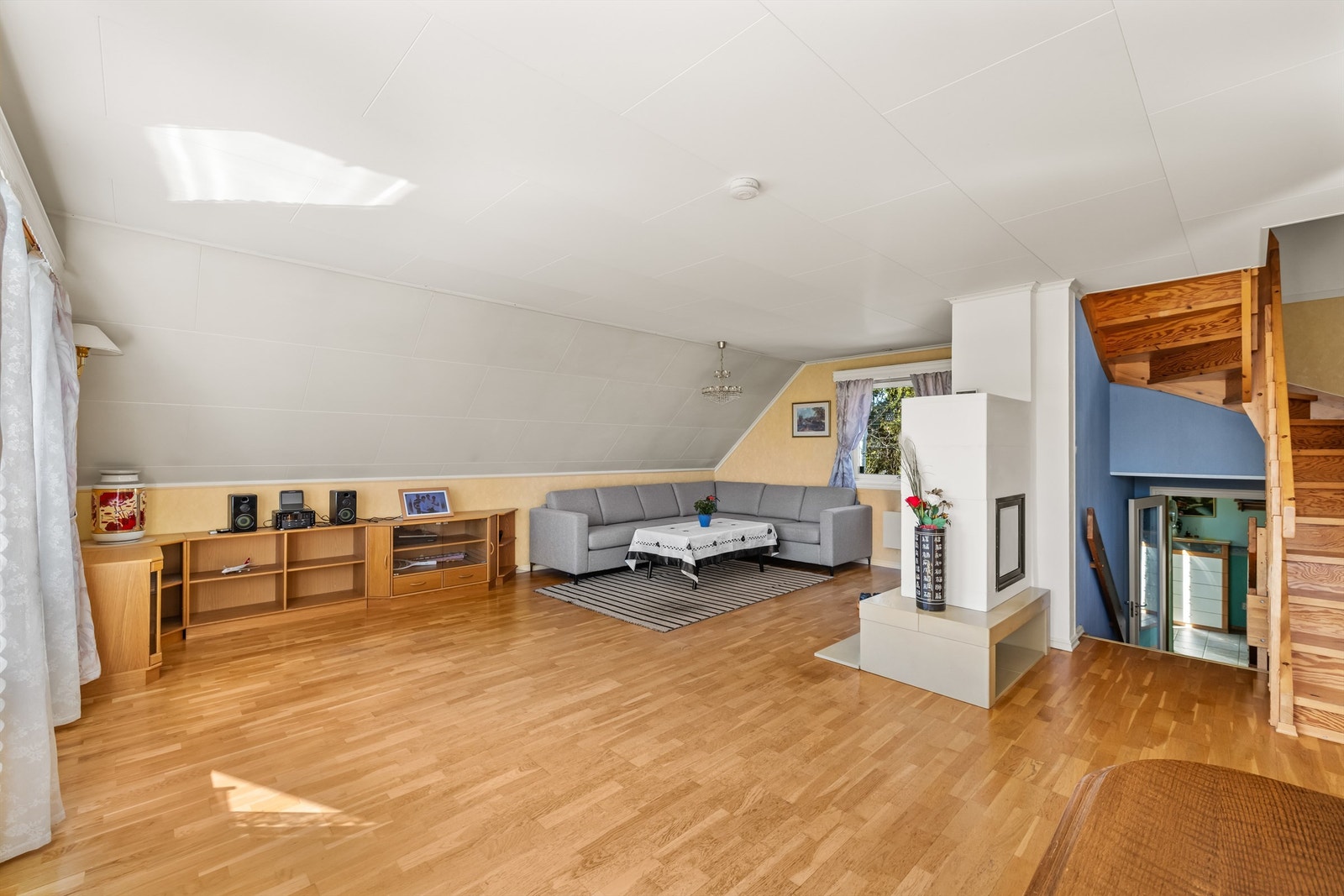 De skrå himlingene gir stuen en luftig og åpen karakter. Galleribilde