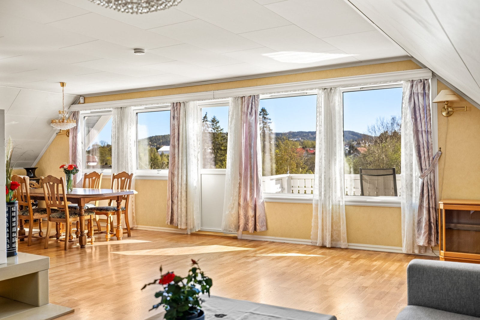 Fra stuen er det direkte utgang til en balkong på 12 m². Galleribilde
