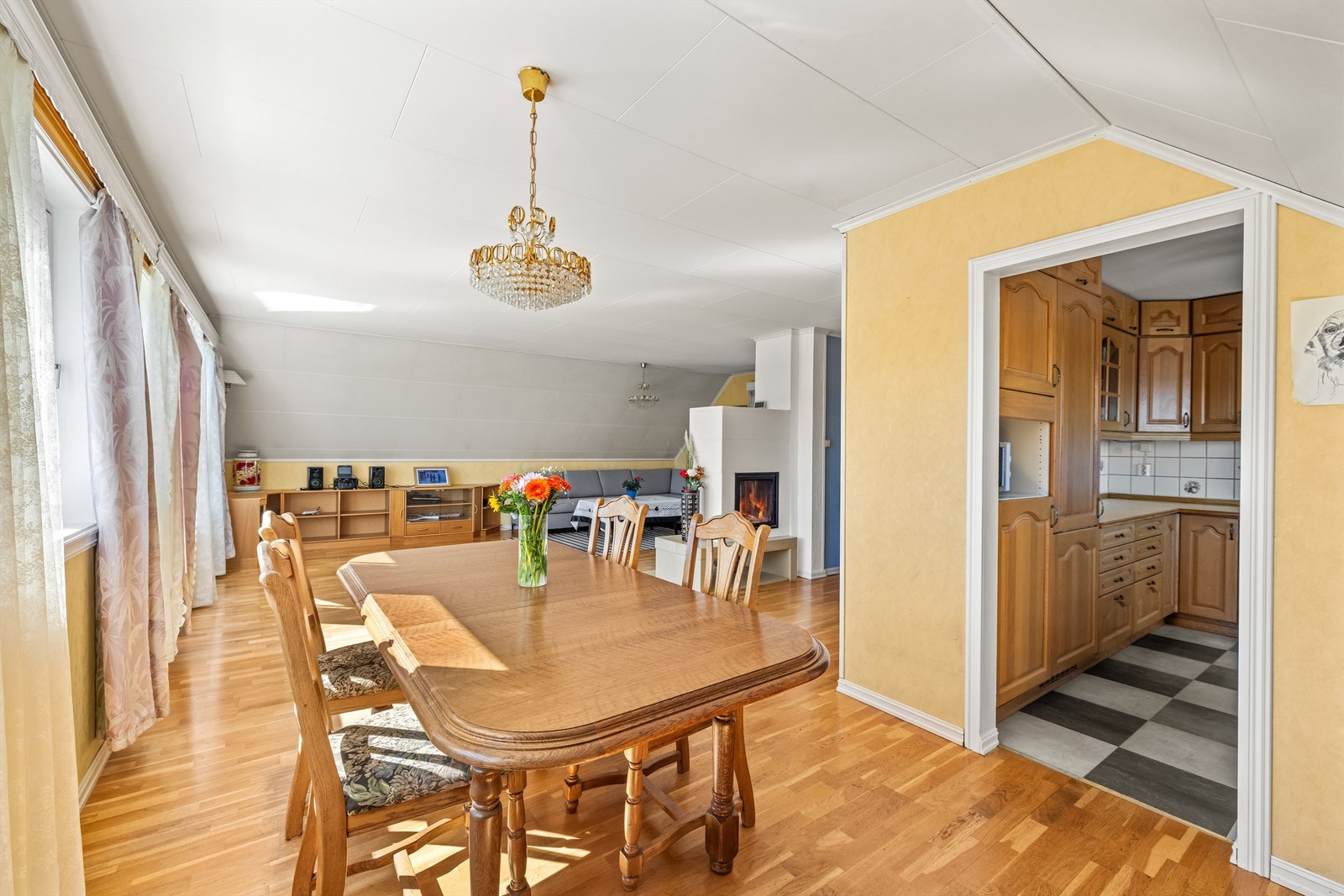Stuen er romslig med plass til både spisebord og sofagruppe. Galleribilde