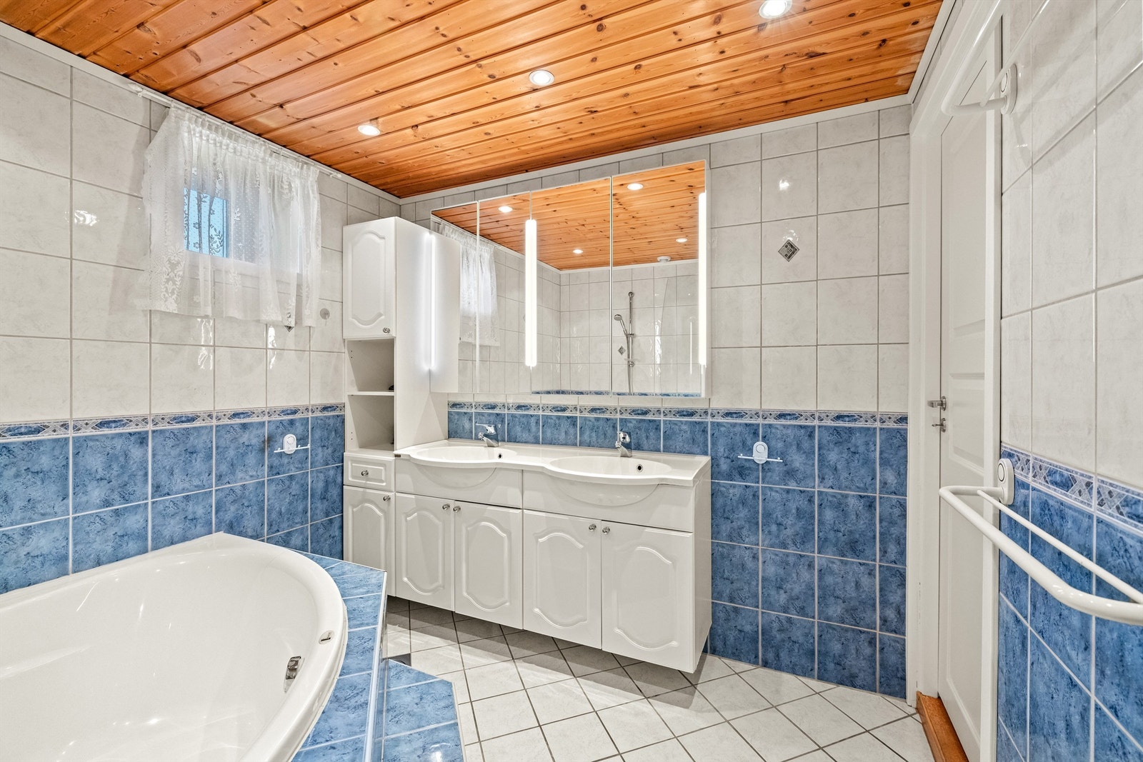 Badet har elektrisk gulvvarme, downlights i taket og dobbel servant med god skapplass. Galleribilde