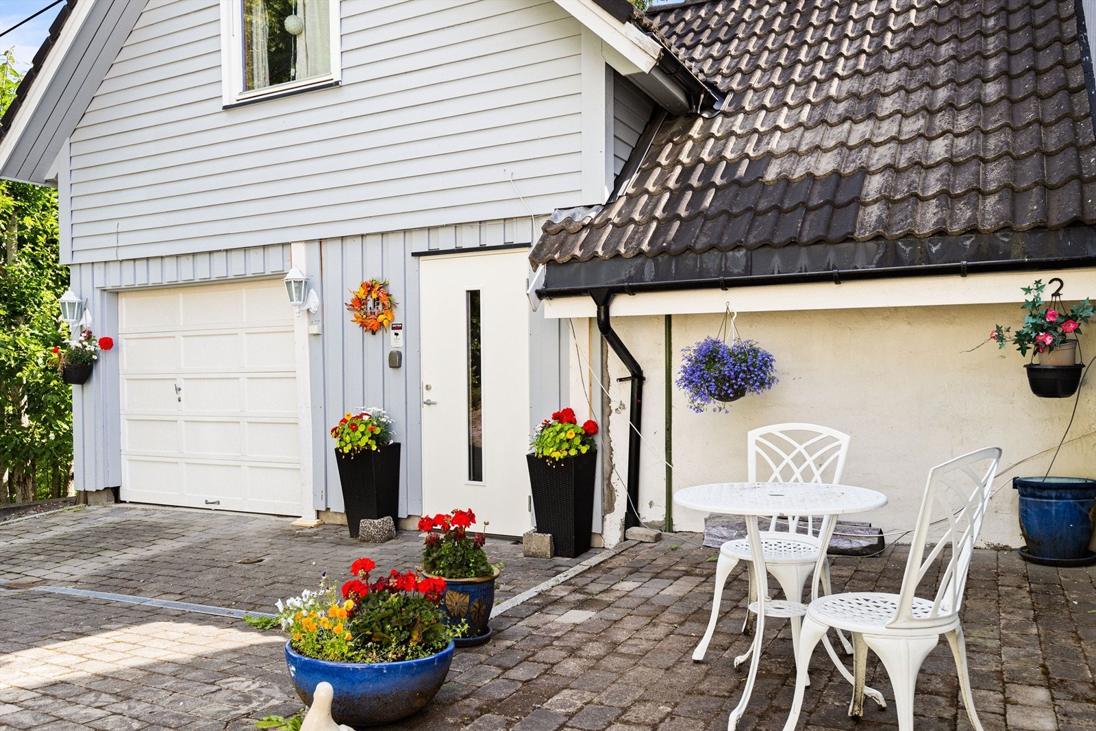 Hyggelig uteplass ved inngangspartiet. Galleribilde