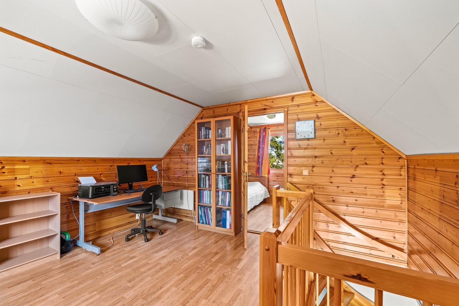 Loftsetasjen over garasjen som i dag benyttes som soverom, kontor og treningsrom. Rommene har man tilgang fra gang i huset. Galleribilde